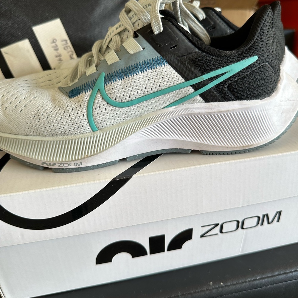 Women’s Nike Air Zoom Pegasus - Picture 2 of 5